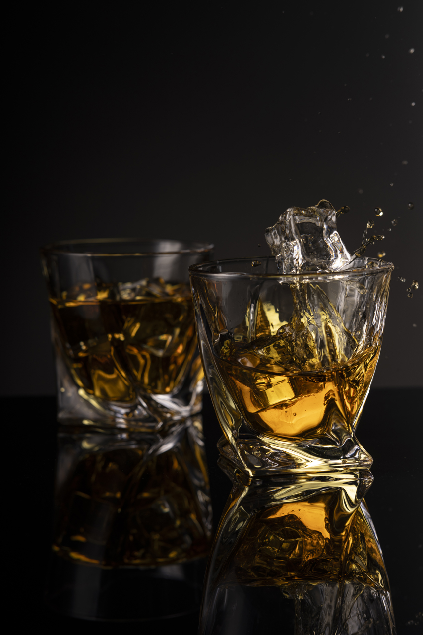 Whiskeyglas mit Eiswürfeln